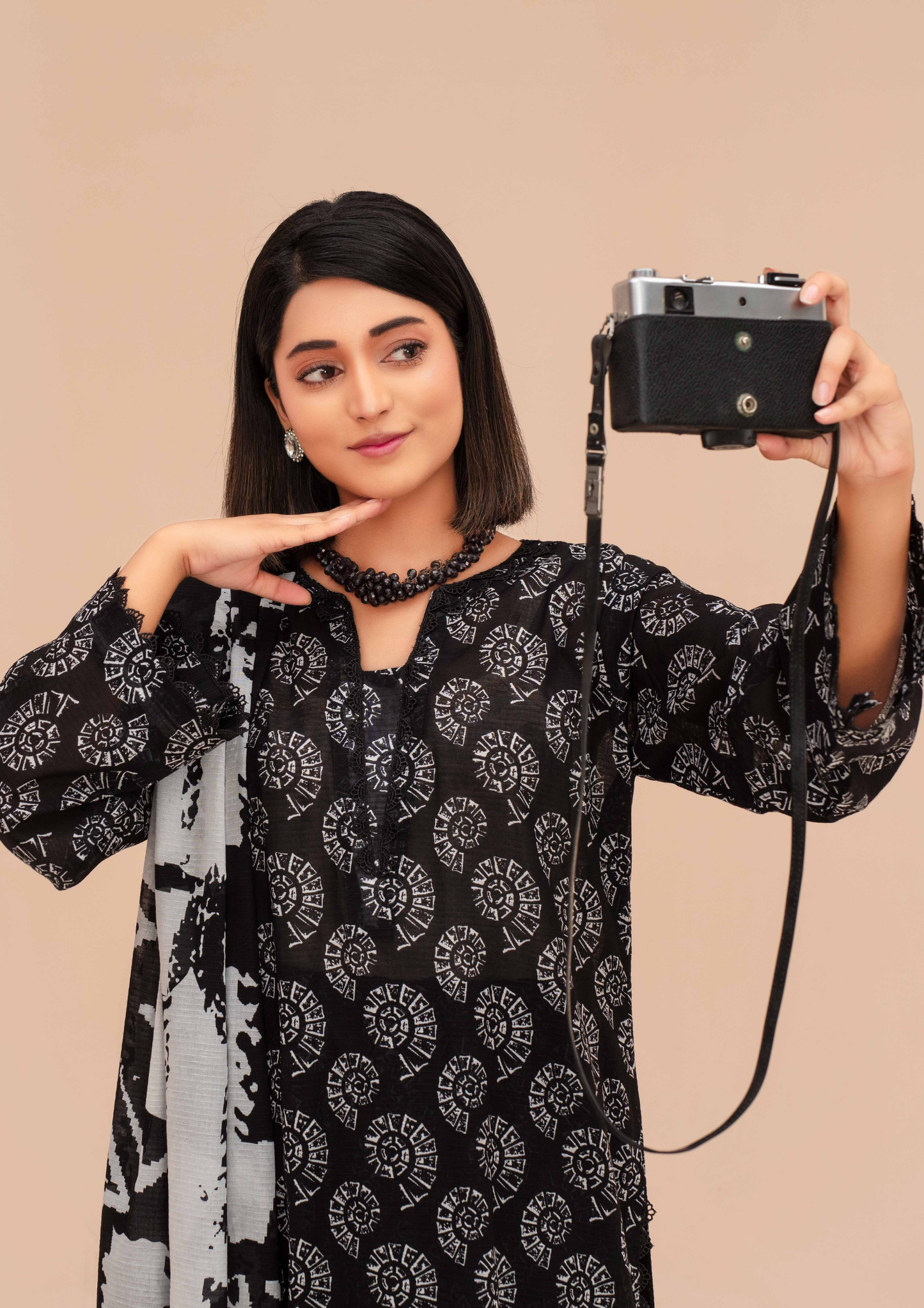 GULL E SIYAH - Unstitched 3-Piece Diigital Printed Lawn